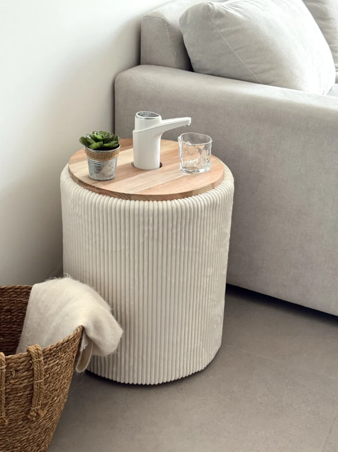 Mesa lateral com dispensador de água em madeira premium