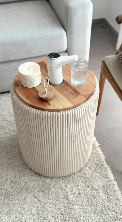 Mesa lateral com dispensador de água em madeira premium