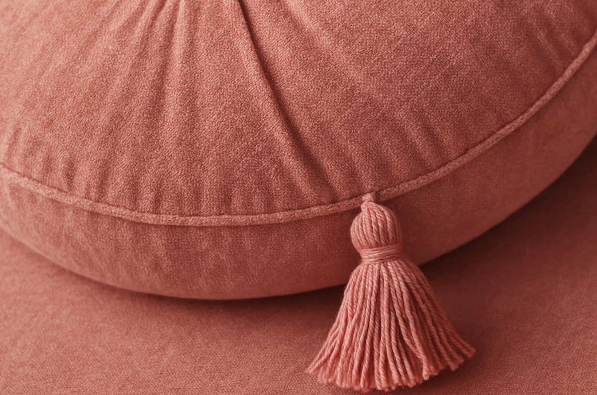 Almofada Redonda Rosa Seco com Franjas - Boho 40cm