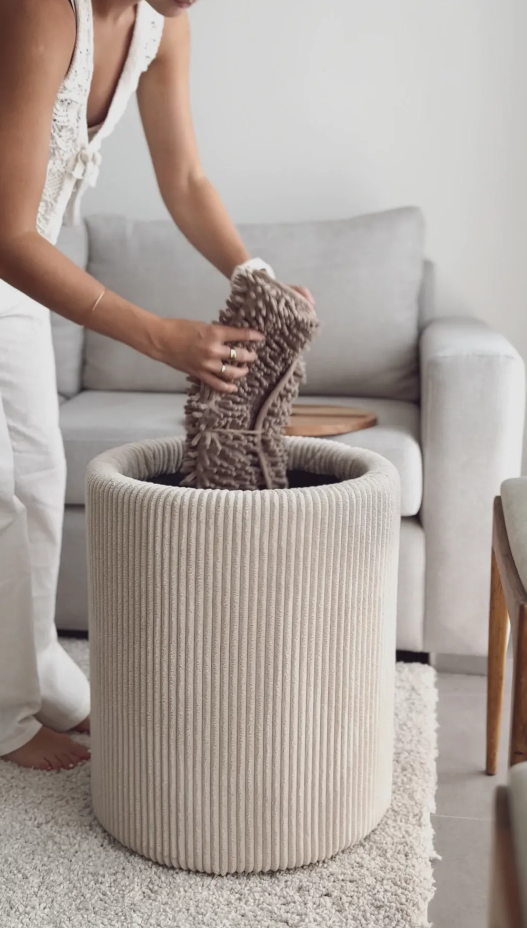 Mesa lateral com dispensador de água em madeira premium