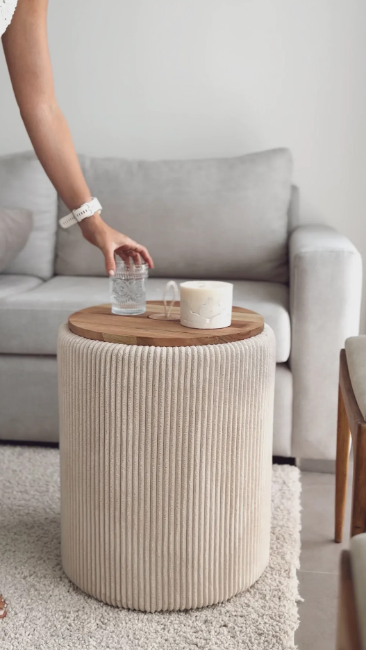 Mesa lateral com dispensador de água em madeira premium