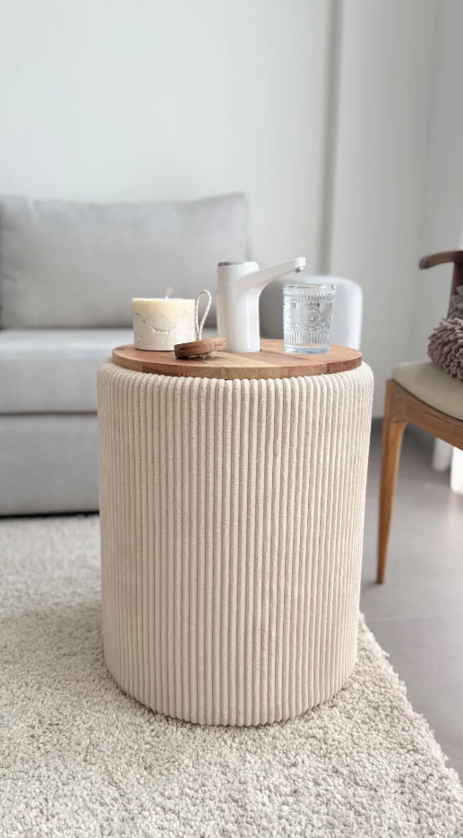 Mesa lateral com dispensador de água em madeira premium