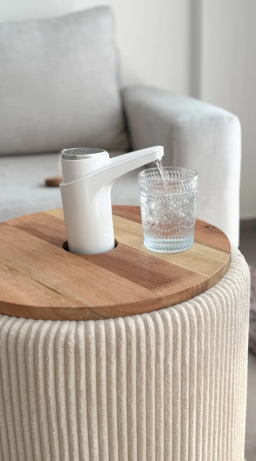 Mesa lateral com dispensador de água em madeira premium